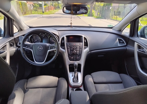 Opel Astra cena 29900 przebieg: 148000, rok produkcji 2011 z Halinów małe 154